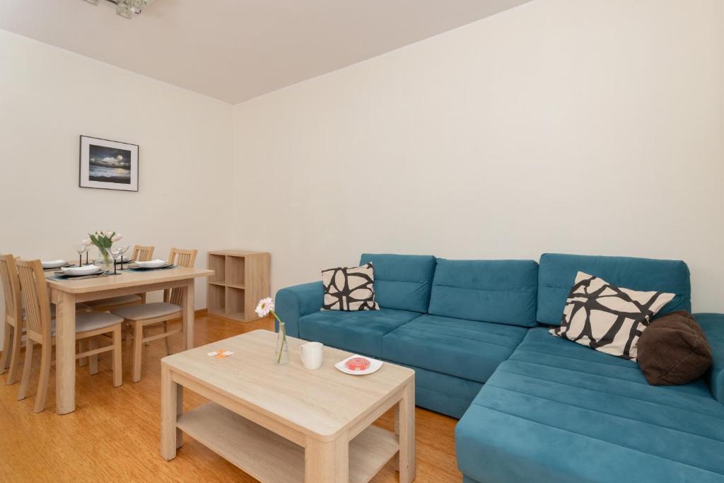 Posezení v ubytování Cozy Apartment Batalionów Chłopskich in Gdynia by Renters