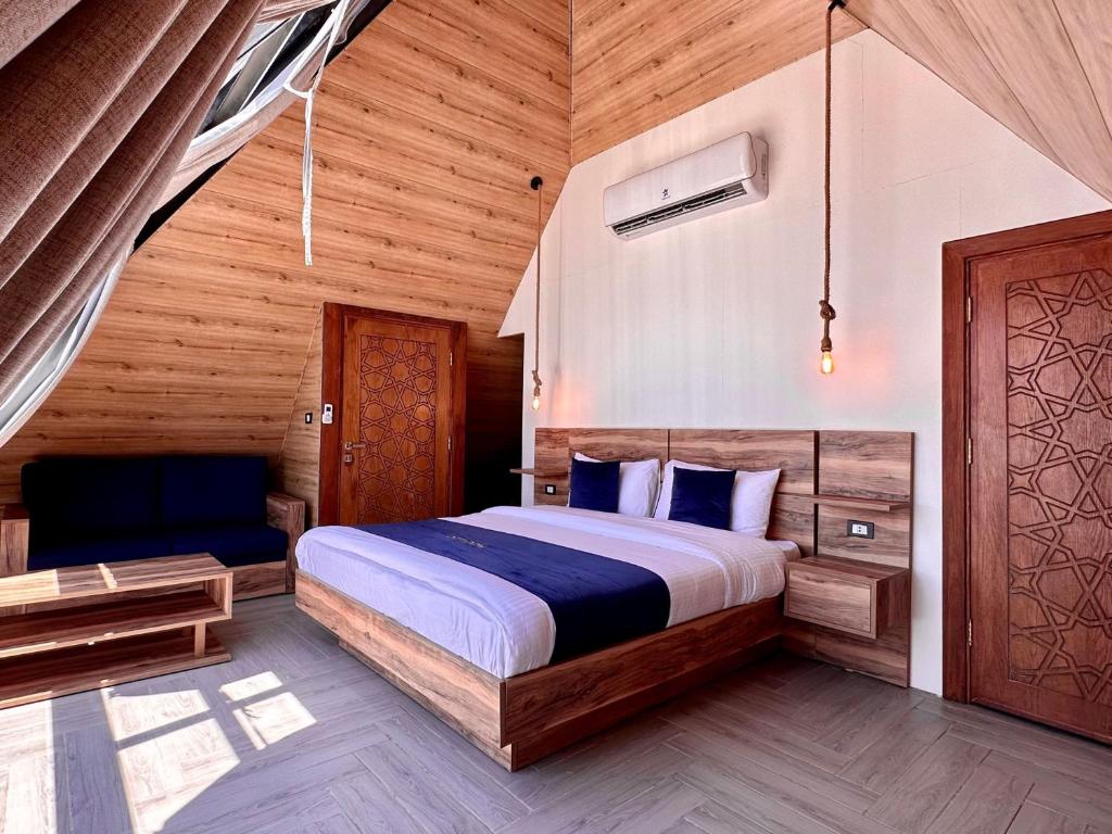 um quarto com uma cama e uma parede de madeira em Deadsea OCTAGON em Madaba