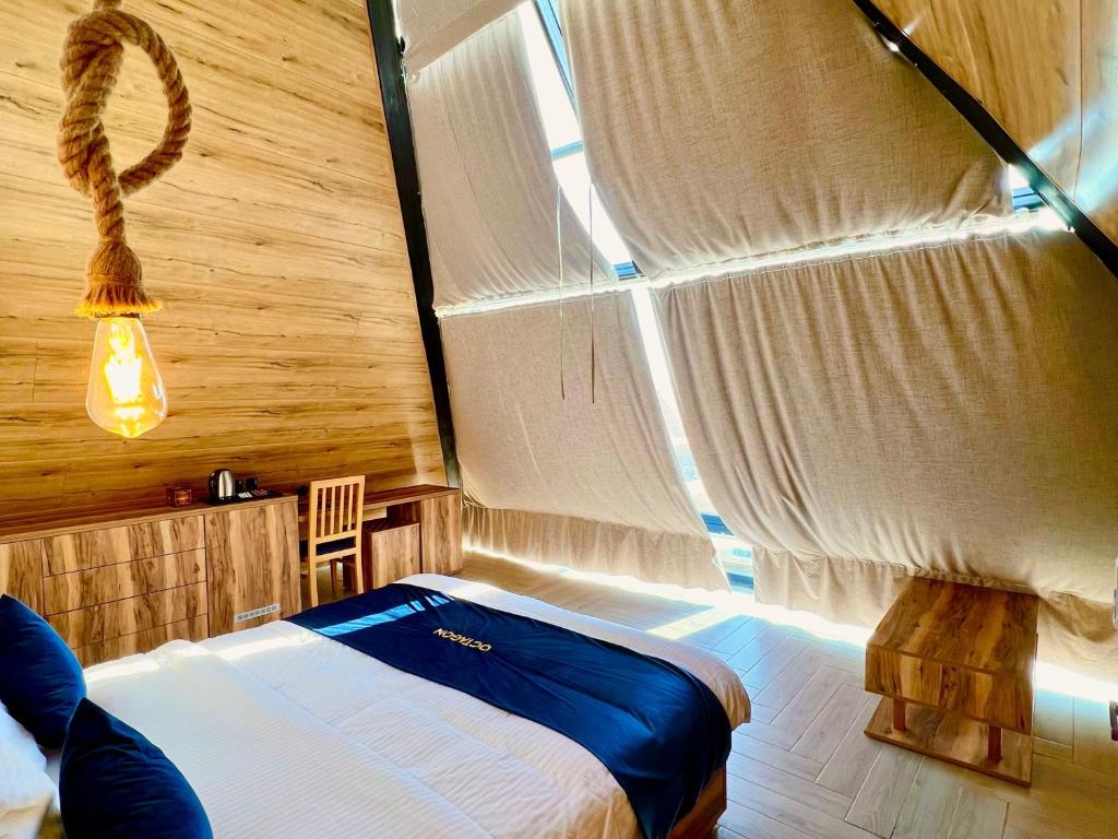 Postel nebo postele na pokoji v ubytování Deadsea OCTAGON