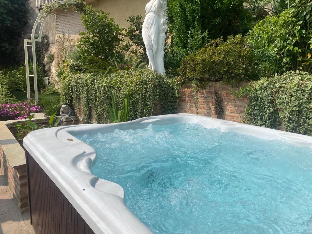 Bazén v ubytování Ai Leoni Ruggenti - Giardino Segreto con Vista sul Monferrato nebo v jeho okolí