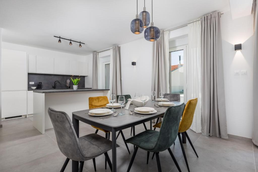 VILLA MAR - LUXURY APARTMENTS with pool and Deluxe apartment with hot tub in Selce, 20 meters from the beach, Boat tours option - 双工公寓
