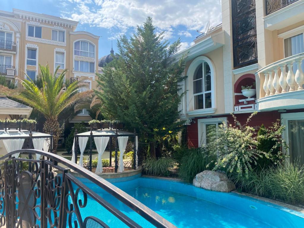 Bazén v ubytování MESSEMBRIA B504 Studio Sunny Beach nebo v jeho okolí
