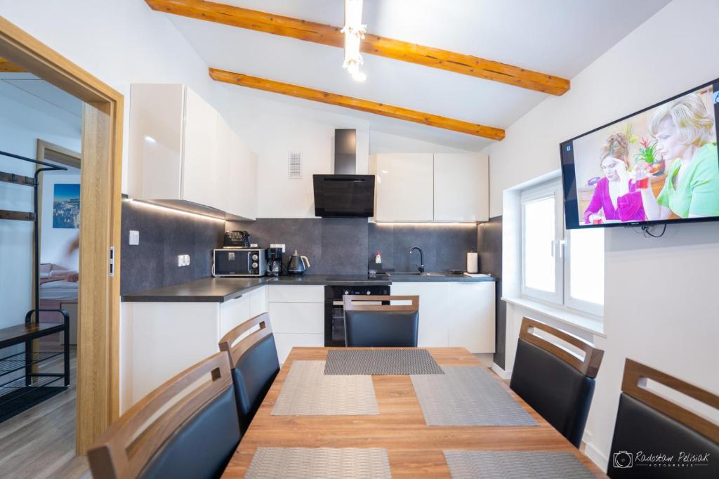 Kuchyň nebo kuchyňský kout v ubytování Willa Rosa-apartamenty z prywatną sauną