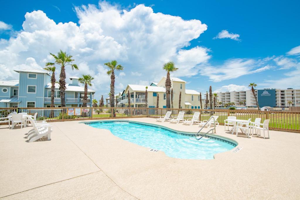 The swimming pool at or close to Sunrise Villas 208- Pool & Boardwalk to the beach