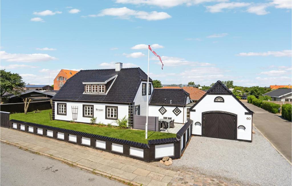 un modèle de maison blanche avec garage dans l'établissement Cozy Home In Skagen With Kitchen, à Skagen