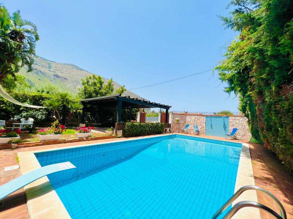una piscina in un cortile con una casa di Villa Esmeralda a Carini