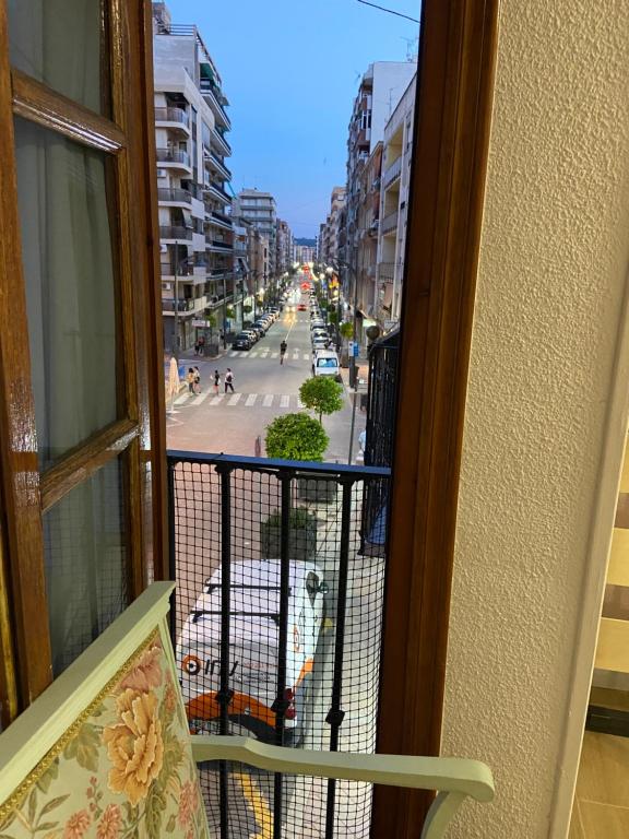 balcón con vistas a una calle de la ciudad en Apartamentos Plaza del Arco en Caravaca de la Cruz