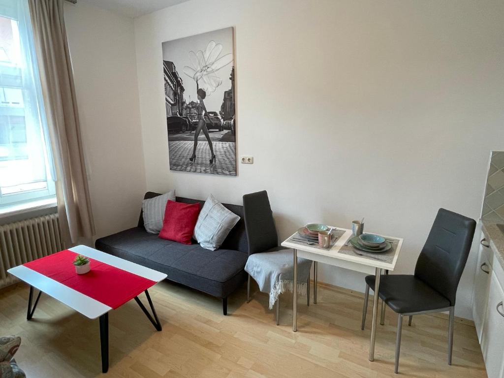 un soggiorno con divano e tavolo di Fürstner Haus 