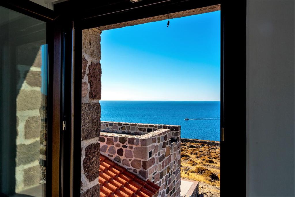 d'une fenêtre offrant une vue sur l'océan. dans l'établissement Seaview Villa, à Tavari