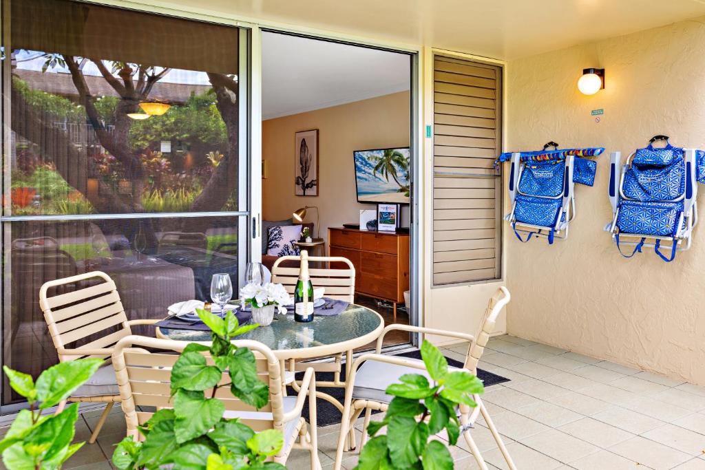 un patio con tavolo e sedie su un portico di Napili Shores D132 a Kahana