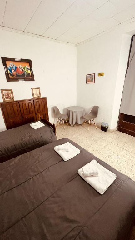 Кровать или кровати в номере Alpha House Hostel