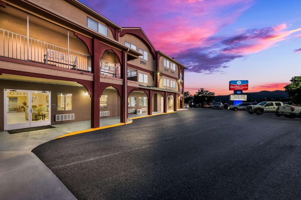 Un estacionamiento vacío frente a un hotel en SureStay Plus Hotel by Best Western Silver City, en Silver City