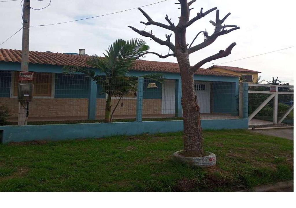 里奧格蘭德的住宿－Lugar perfeito para você e sua família，前面有一棵树的房子