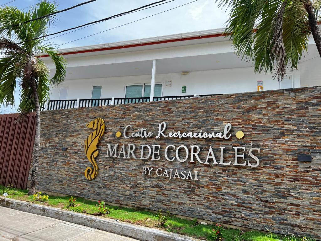 a brick wall with a sign for mar del condes at Hotel Mar de Corales By CAJASAI in San Andrés