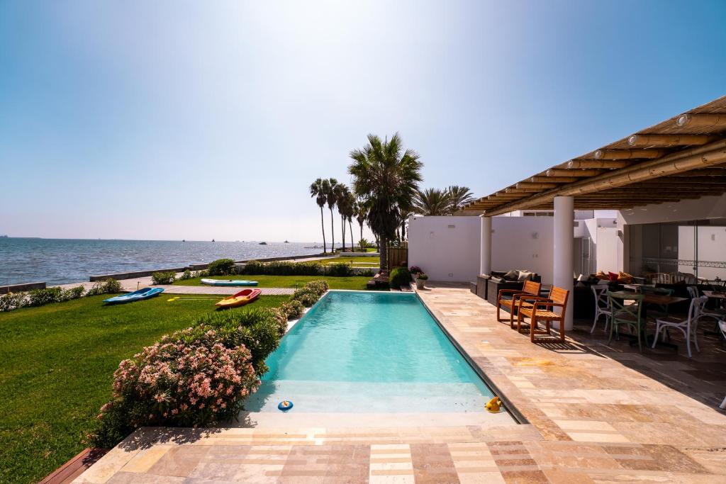 uma piscina com vista para o oceano em Atoq Paracas Reserva em Paracas