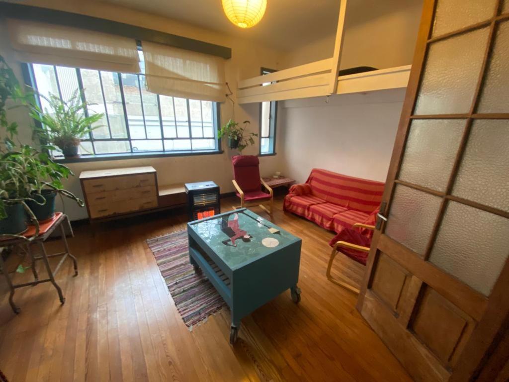 sala de estar con sofá rojo y mesa en Apartamento en centro turístico, en Montevideo