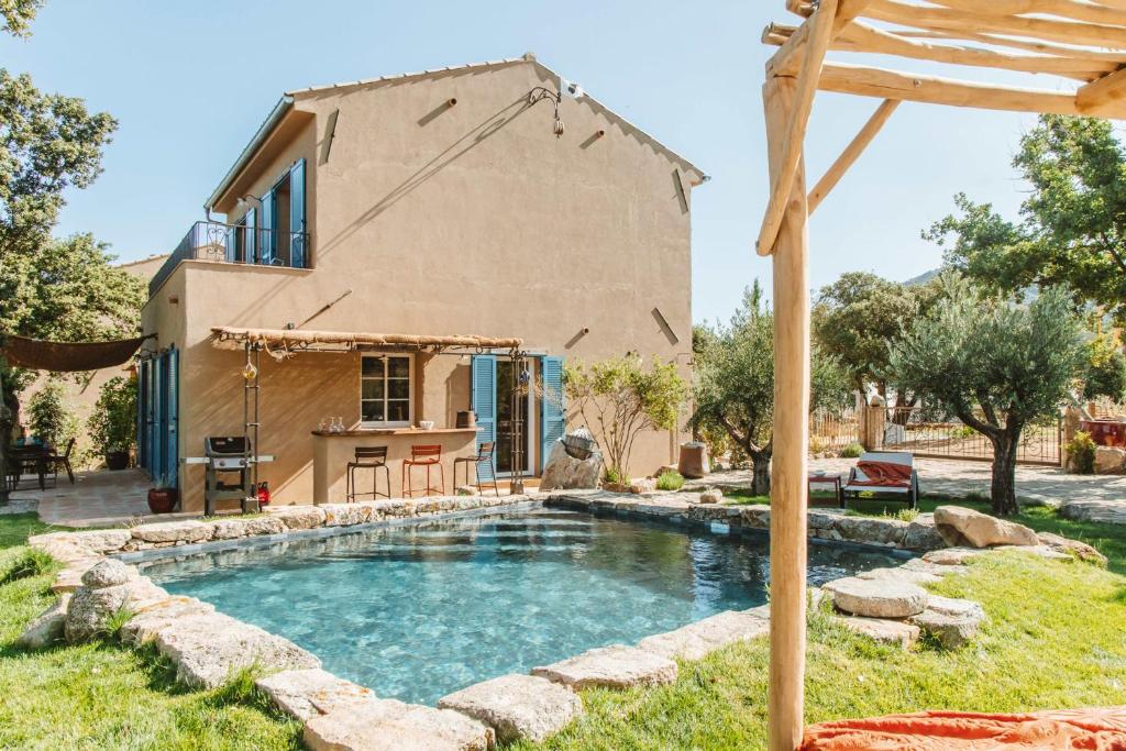 a house with a swimming pool in a yard at Residence CASE DI PI GNA, deux magnifiques villas indépendantes avec piscines individuelles , proches de la plage d'Algajola in Algajola