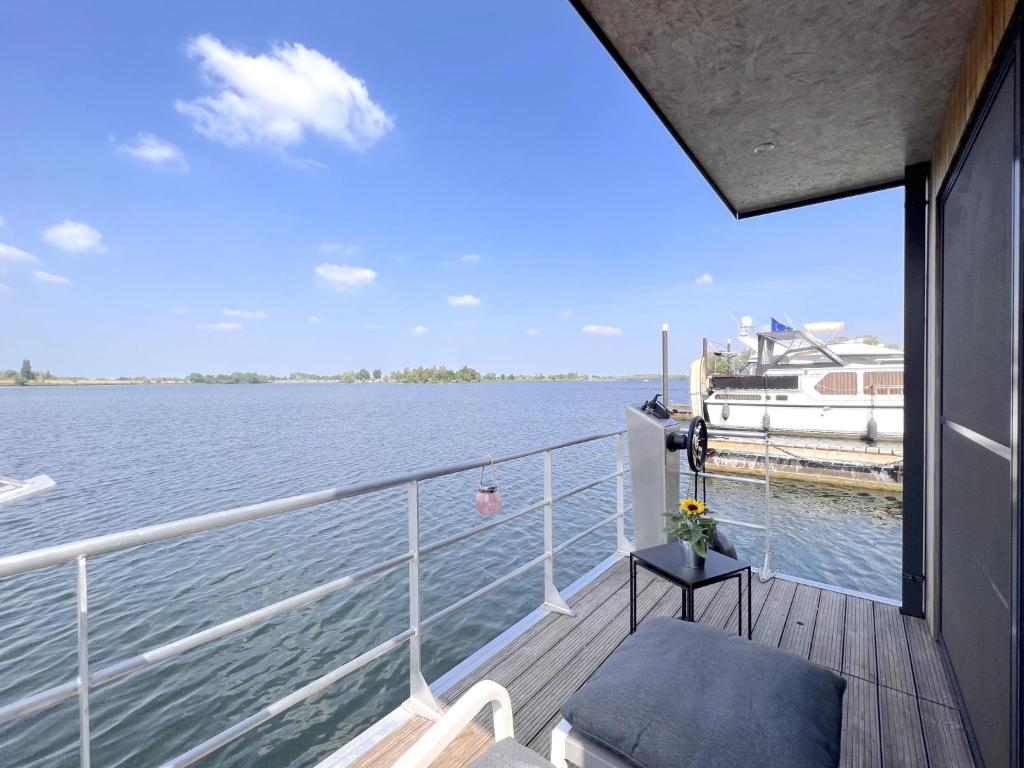 - Balcón de barco en el agua en Jopies Houseboat, en Maasbommel