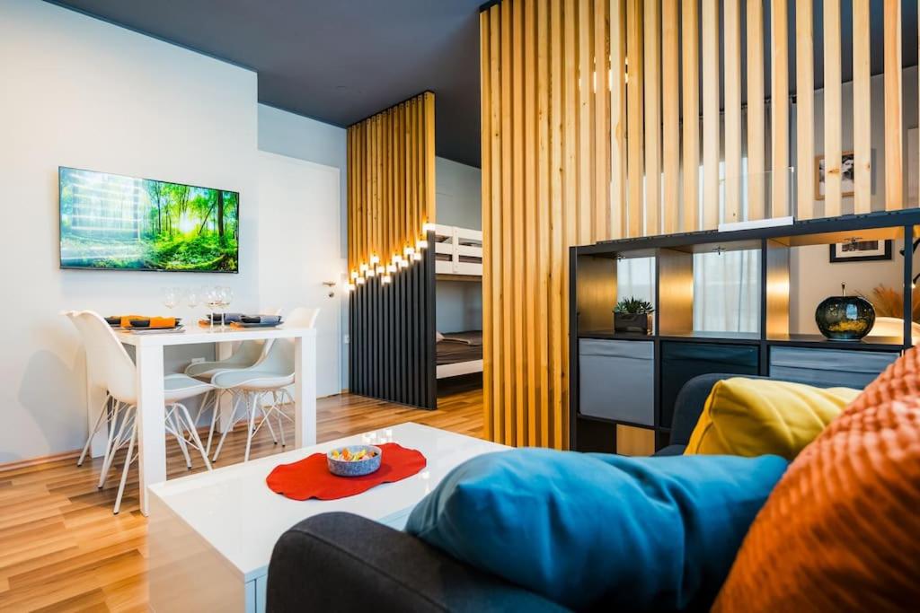 ディヴァーチャにあるCosy apartmentのソファとテーブルのあるリビングルーム