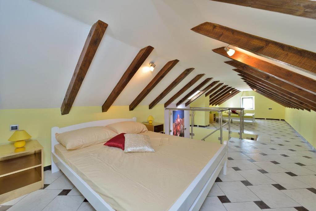 Łóżko lub łóżka w pokoju w obiekcie Apartments Carpe Diem