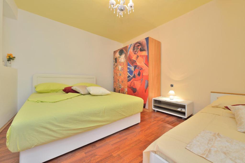 Łóżko lub łóżka w pokoju w obiekcie Apartments Carpe Diem