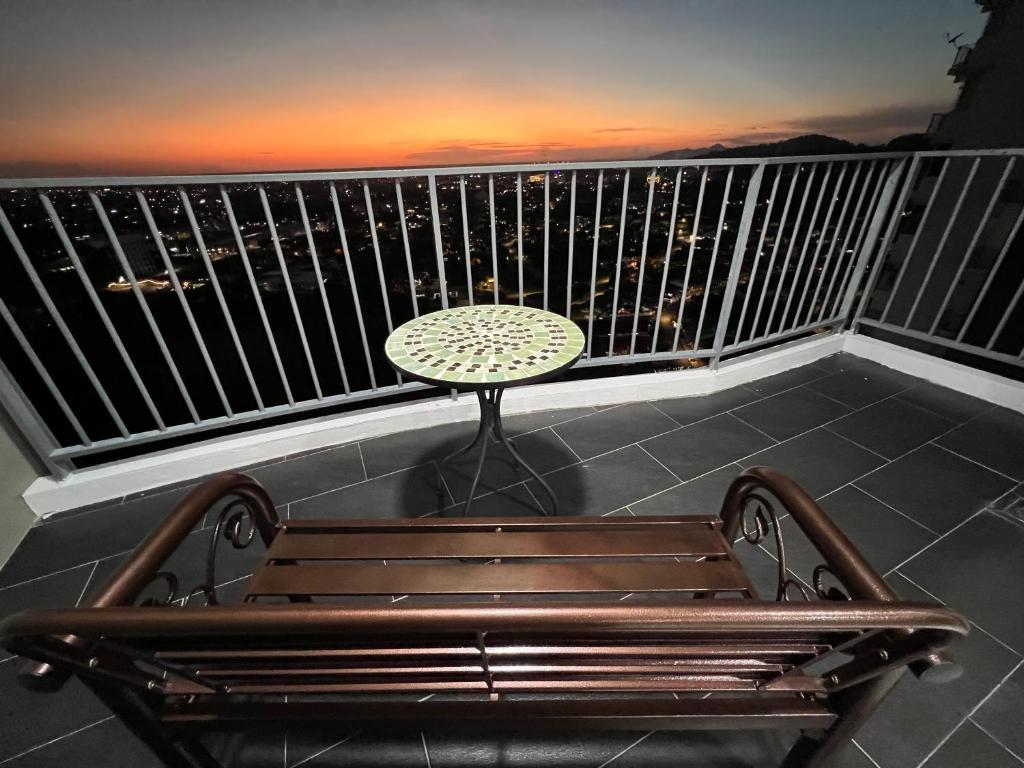 Východ nebo západ slunce při pohledu z aparthotelu nebo okolí