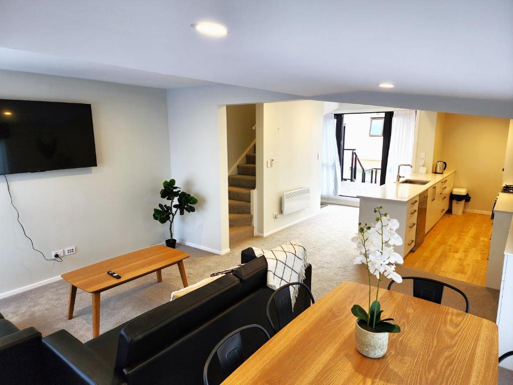 een woonkamer met een bank en een tafel bij U Suites on Rongotai Rd in Wellington