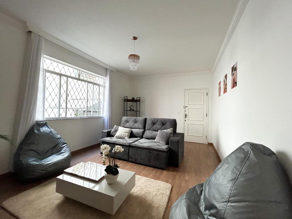 a living room with a couch and a table at Apartamento em Belo Horizonte in Belo Horizonte