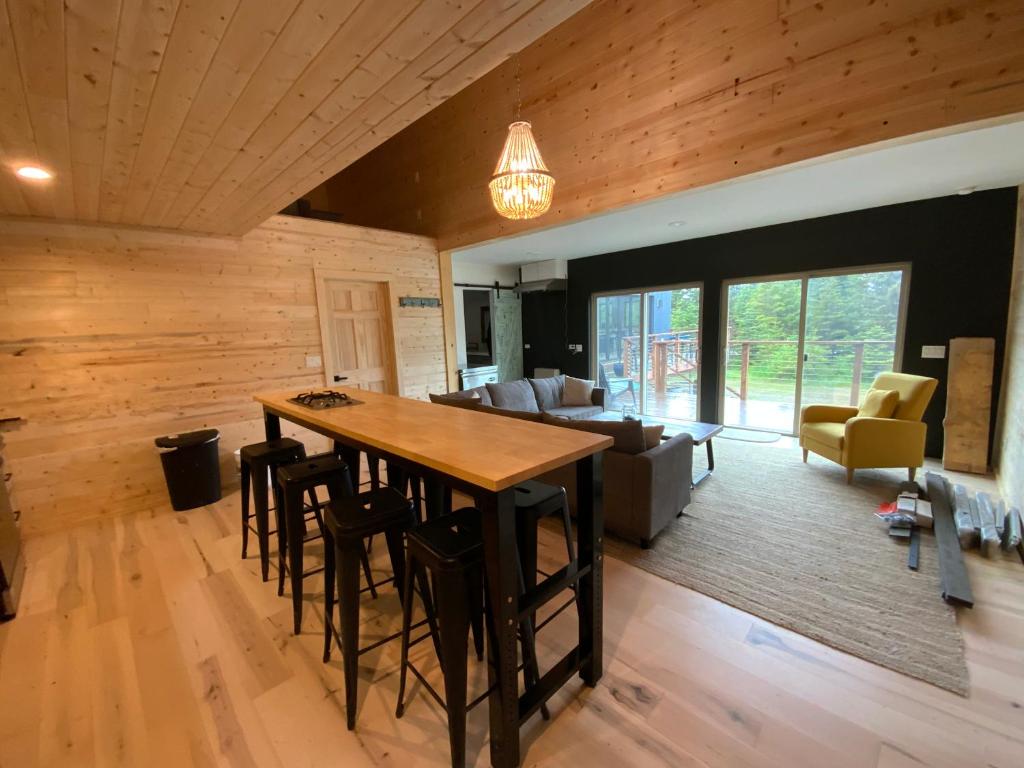 uma cozinha e sala de estar com tecto em madeira em Oyster Lady Homer, AK em Homer