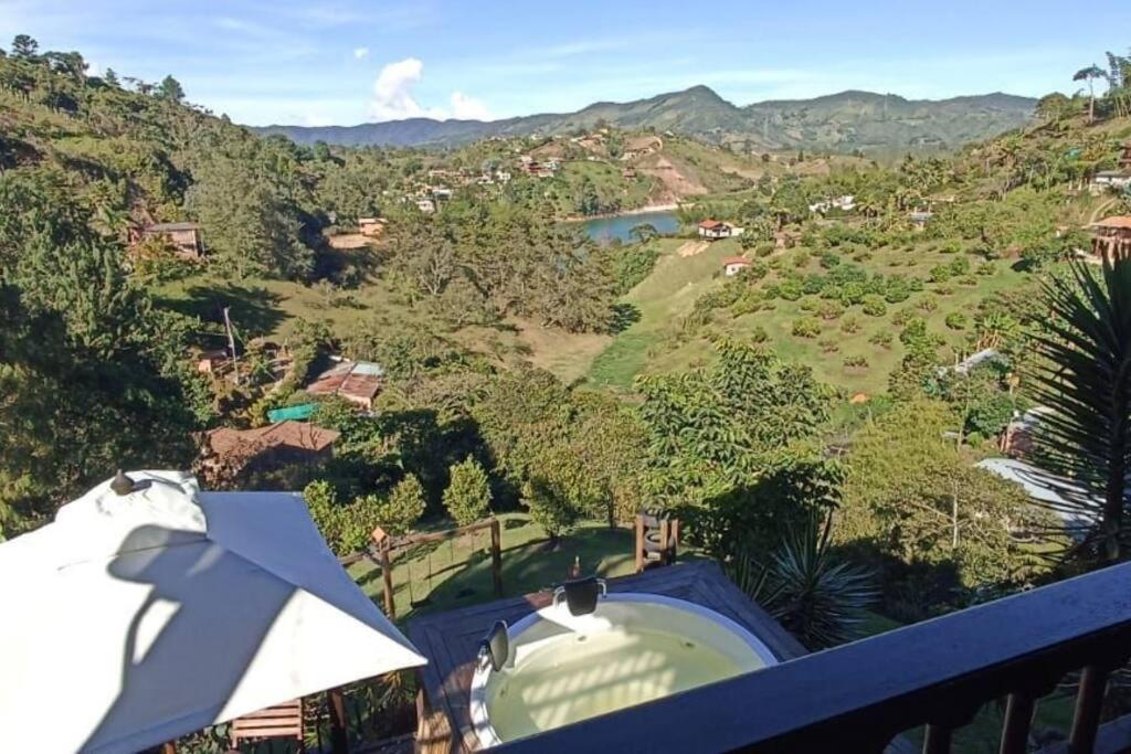 een uitzicht vanaf het balkon van een huis bij Cabaña El Refugio in El Peñol