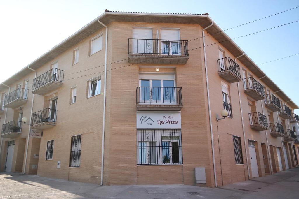 un edificio de ladrillo con balcones en su lateral en Pension los Arcos, en Los Arcos