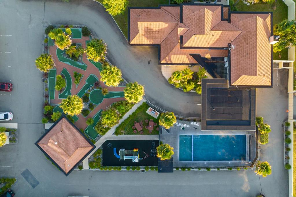 Bazén v ubytování Regal Palms Resort nebo v jeho okolí