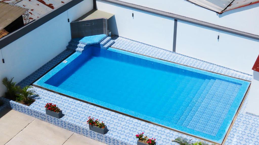 an overhead view of a swimming pool on a house at Hotel Chope Piesta in Santa Cruz de la Sierra