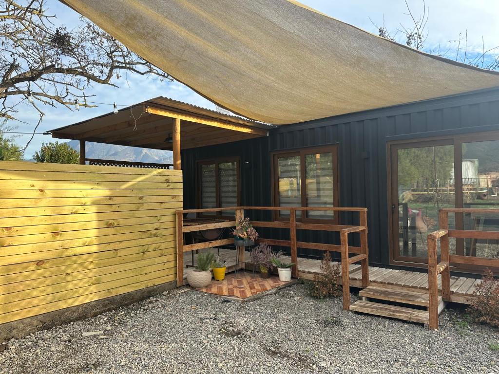 Casa negra con porche y valla de madera en Loft 2 con tinaja para pareja, en Hijuelas