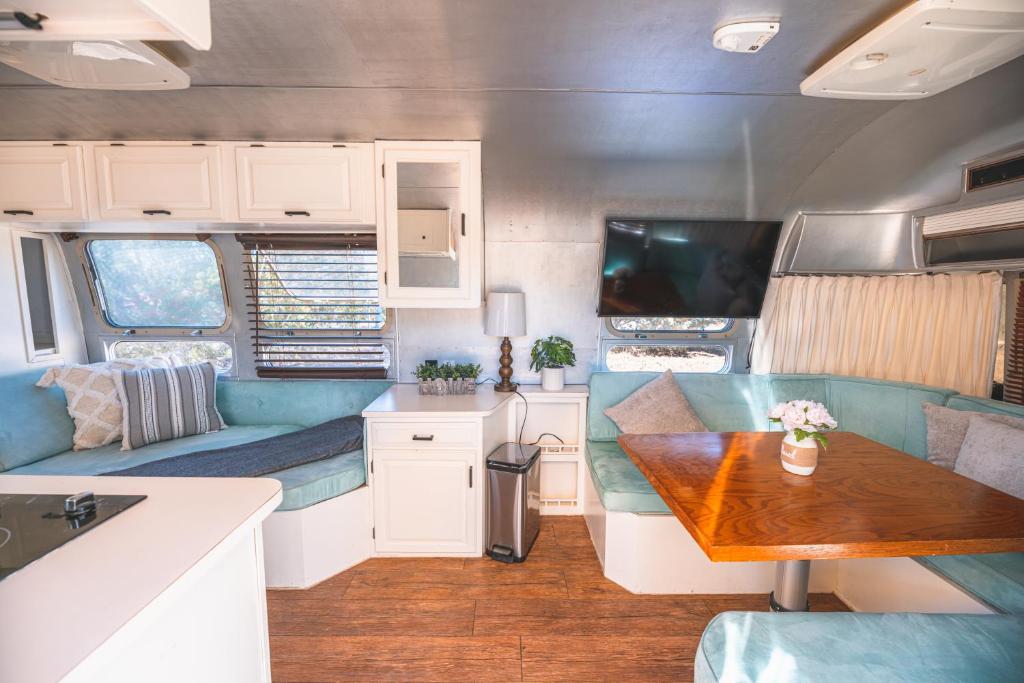 Coin salon dans l'établissement Secluded Airstream with Hot Tub, Wifi, BBQ, AC