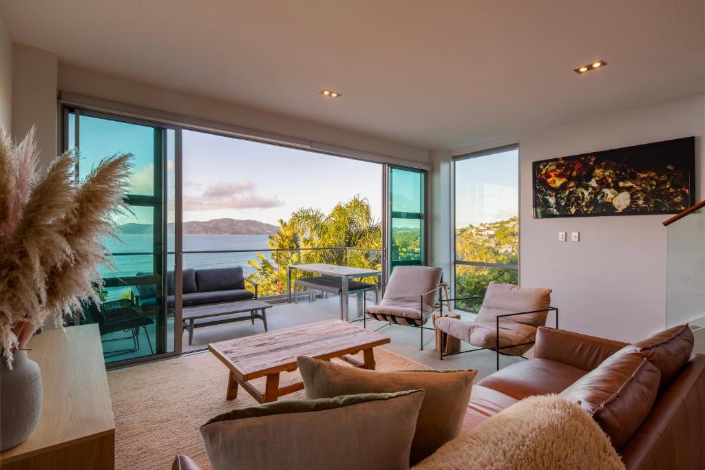 Ruang duduk di Cable Bay Luxury 1 Bedroom Surf Villa