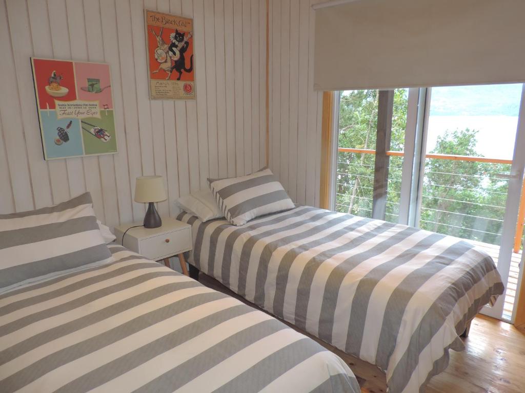 Postel nebo postele na pokoji v ubytování Cabañas Loft Alto Arrayan Cochamó