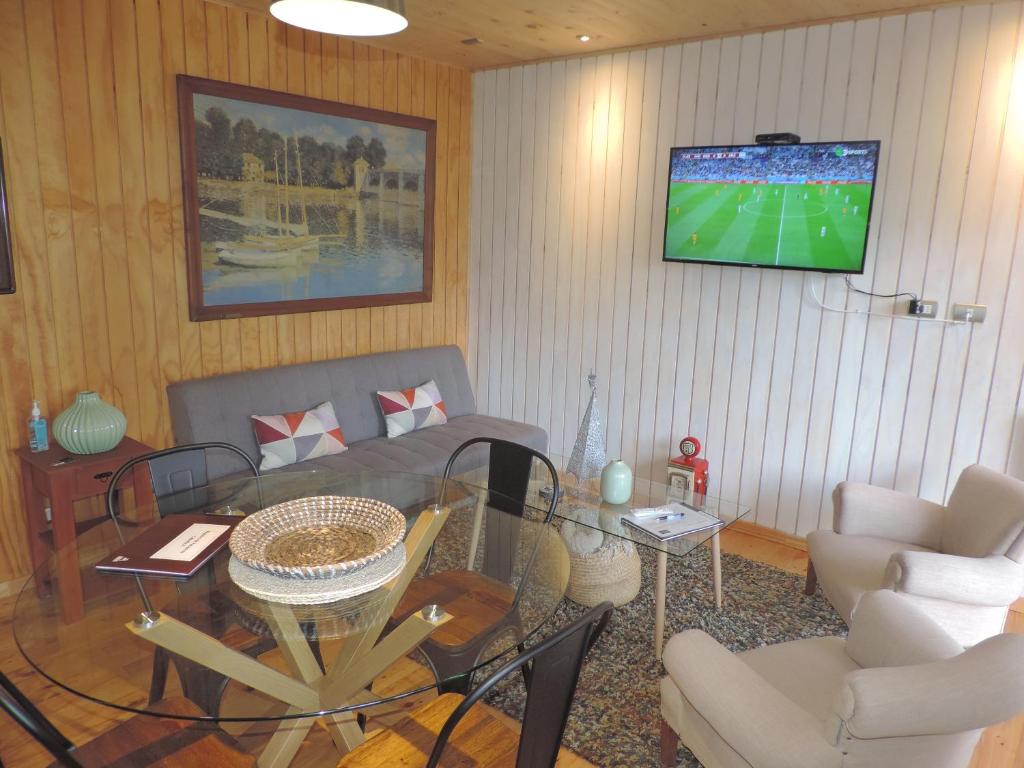 TV a/nebo společenská místnost v ubytování Cabañas Loft Alto Arrayan Cochamó