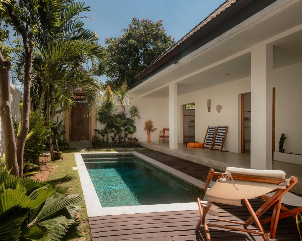 สระว่ายน้ำที่อยู่ใกล้ ๆ หรือใน Charming 3 bedrooms villa in the heart of Canggu, Echo Beach