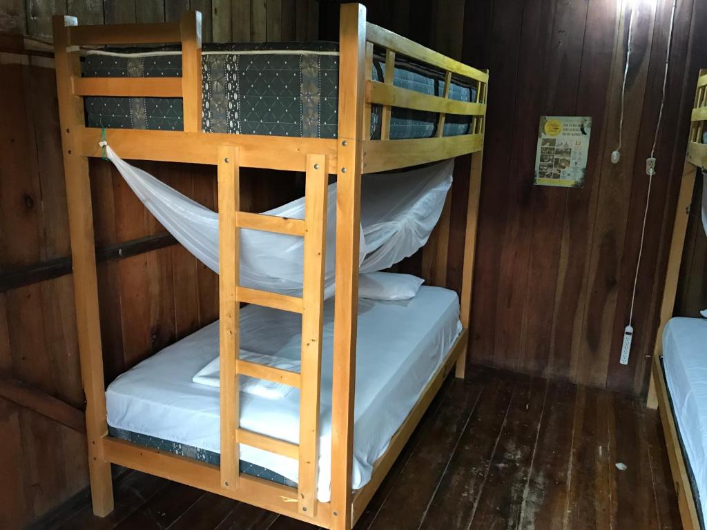 Postel nebo postele na pokoji v ubytování Onda Hostel Mompiche
