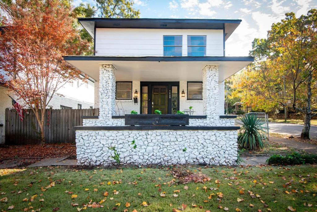 The Enchanter at Glen IrisSleeps 14 Serene Stays, Birmingham (updated