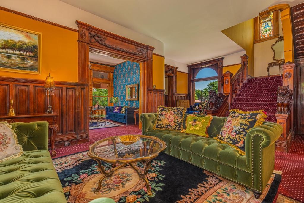 Posezení v ubytování Orman Mansion - Pueblo's Most Luxurious Stay!