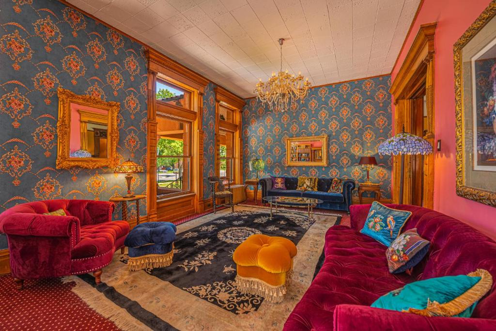 Posezení v ubytování Orman Mansion - Pueblo's Most Luxurious Stay!