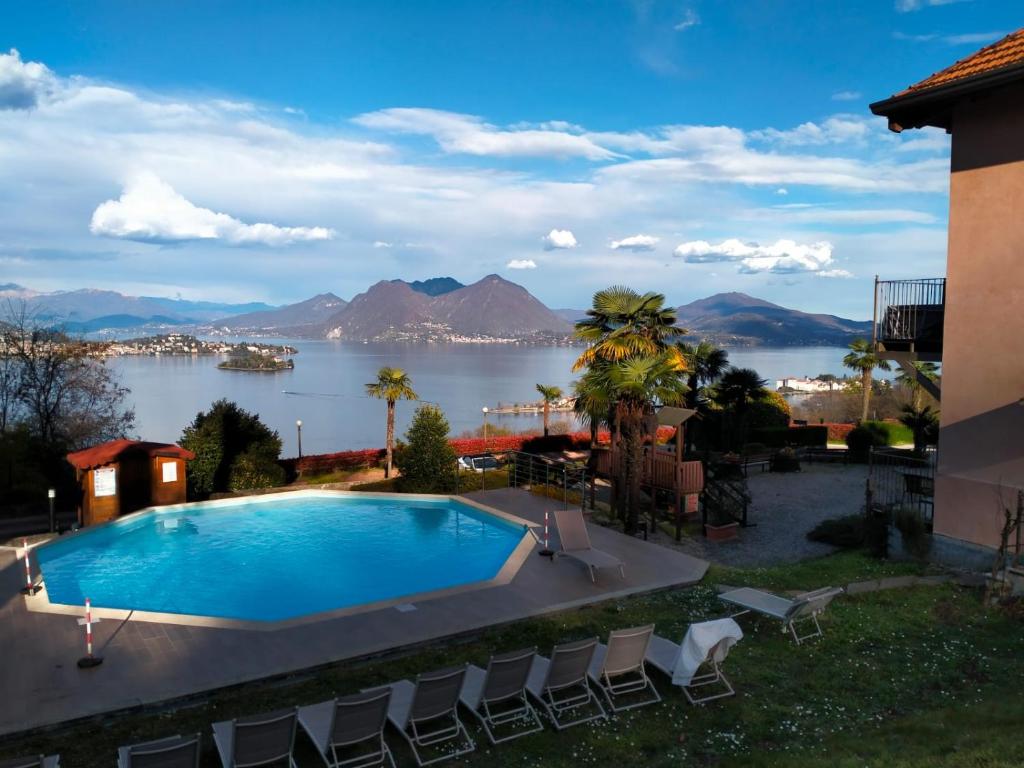 una piscina con vista su un bacino d'acqua di Rossana Apartment Lago Maggiore a Baveno