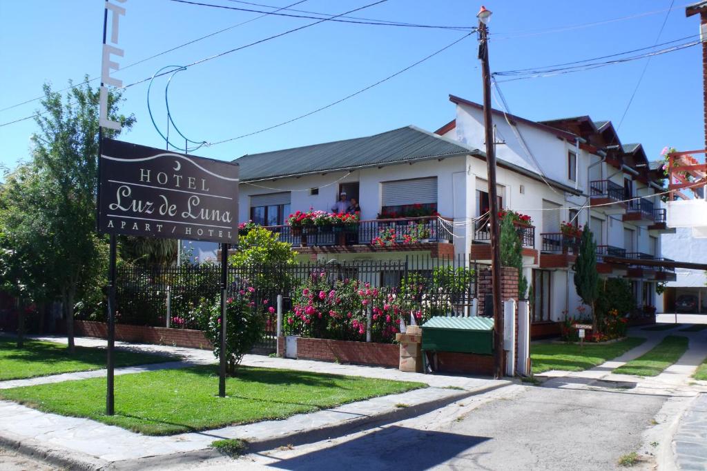 un cartello hotel di fronte a una casa di Complejo Turístico Luz de Luna a El Bolsón