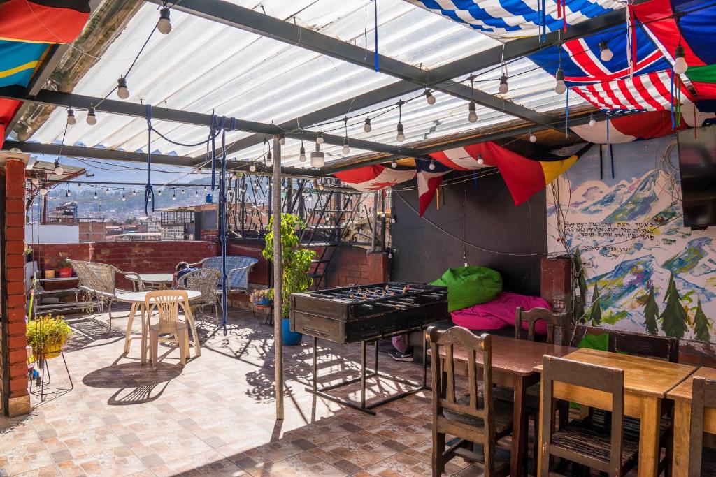 een kamer met een grill en een tafel en stoelen bij Aldos Guest House in Huaraz