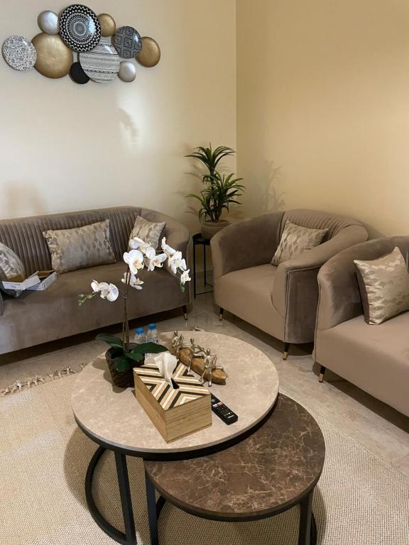 a living room with couches and a coffee table at شقة فندقية غرفتين نوم وغرفة معيشة ومدخل خاص وباركنج سيارة in Riyadh Al Khabra