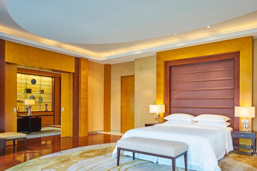 Postel nebo postele na pokoji v ubytování Sheraton Zhoushan Hotel