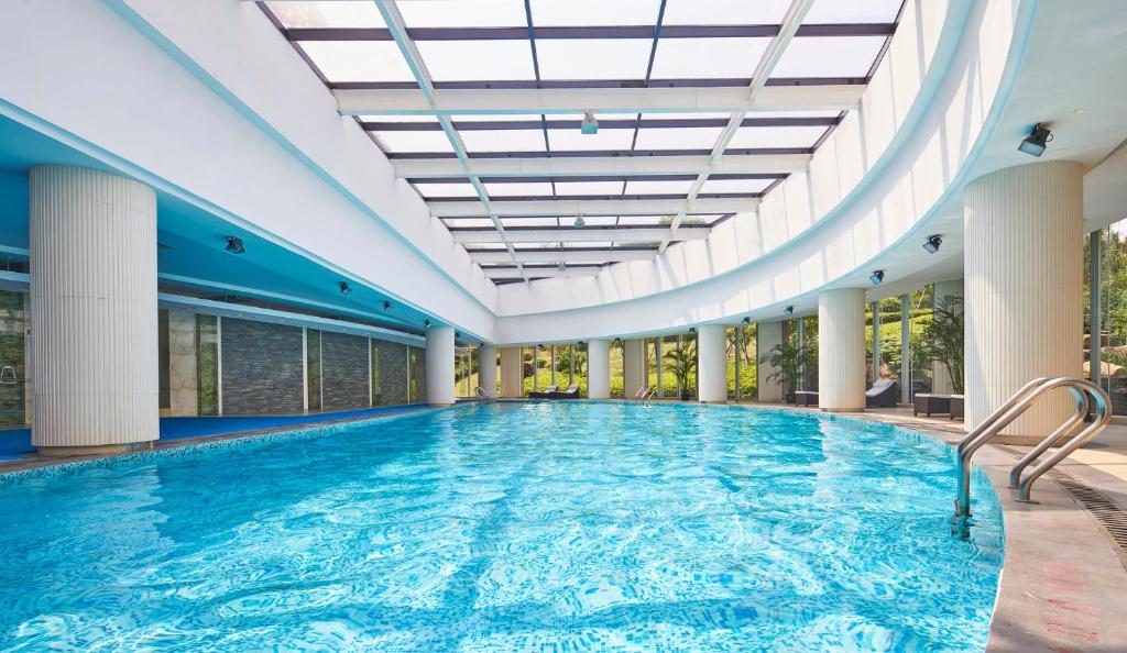 Bazén v ubytování Sheraton Zhoushan Hotel nebo v jeho okolí