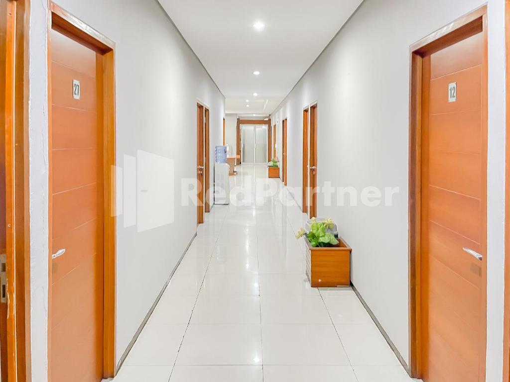 Fotografie z fotogalerie ubytování Sang Surya GuestHouse Syariah Near RS Hasan Sadikin Mitra RedDoorz v destinaci Bandung